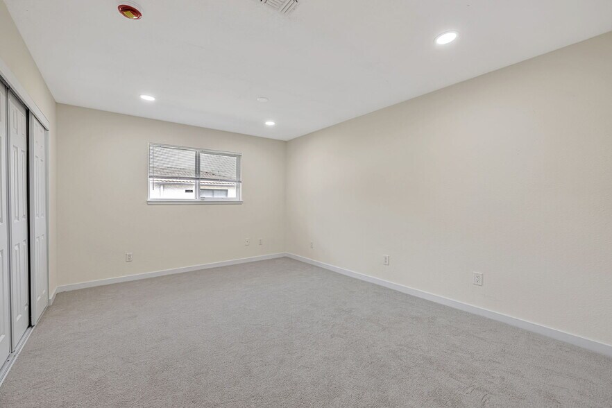 Building Photo - 6941 Golf View Dr