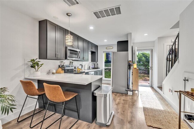 Building Photo - 3808 Southway Dr