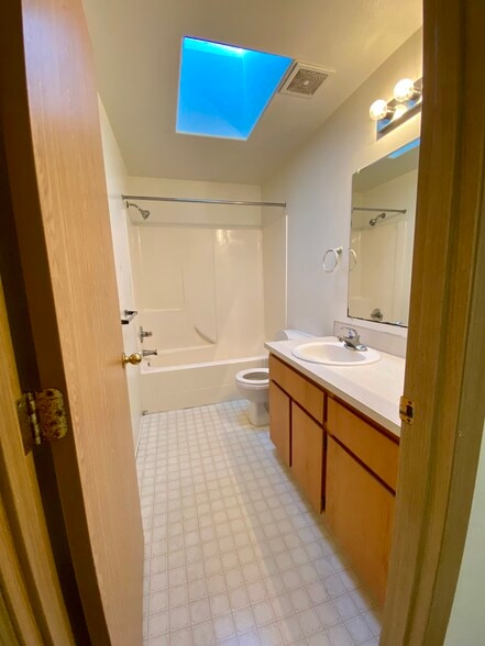 Upstairs bathroom - 756 NE 92nd Ave