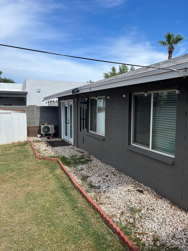 Building Photo - 1506 E Clarendon Ave