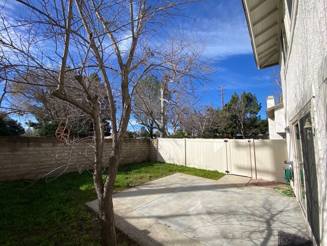 Building Photo - Spacious Condo Thousand Oaks