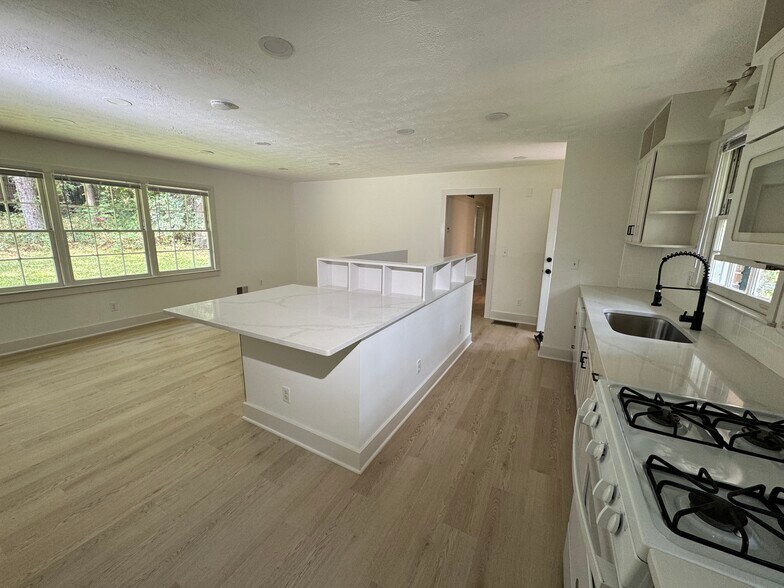 Building Photo - 2289 Addison Rd NE