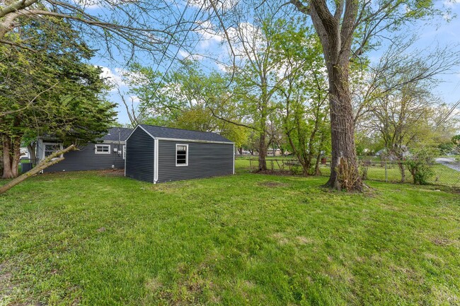 Building Photo - 300 N Guyer St