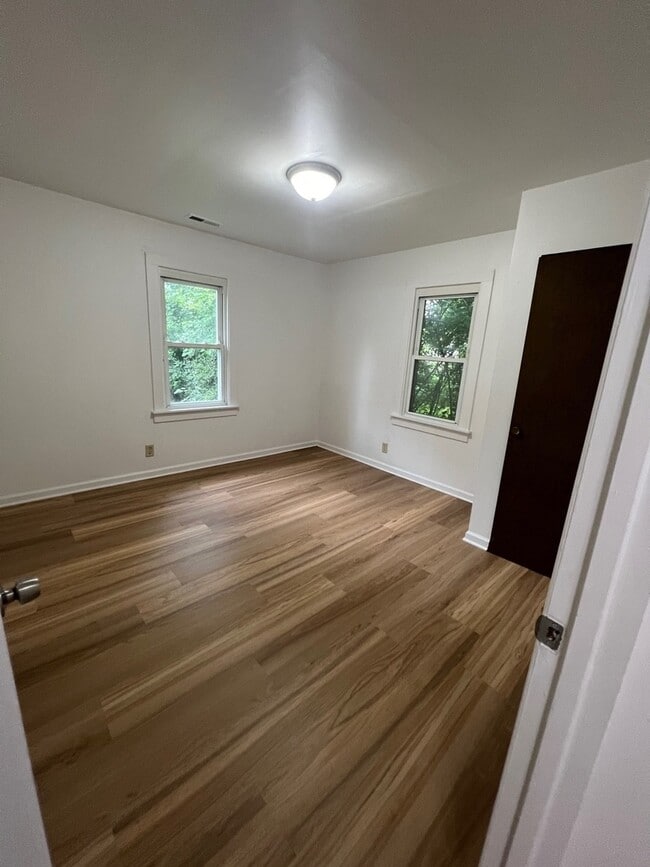 Building Photo - 806 Menominee Dr
