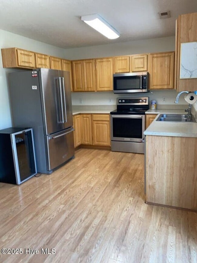 Building Photo - 206 Red Carnation Dr