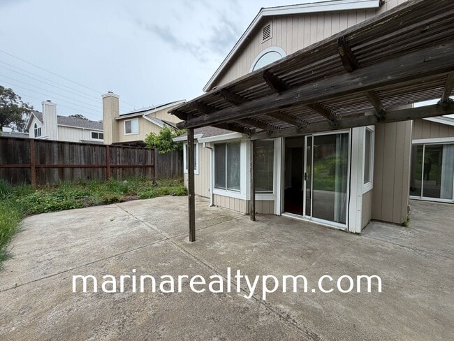 Building Photo - Glen Cove Beauty 3 bed 2.5  bath 2 Story home in established neighborhood