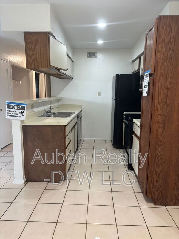 Building Photo - 545 Canary Ln