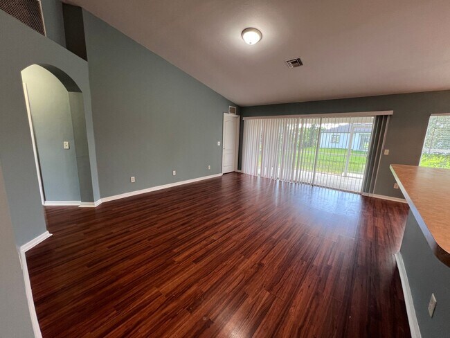 Building Photo - Charming 3-bedroom, 2-bath single-family home with a garage.