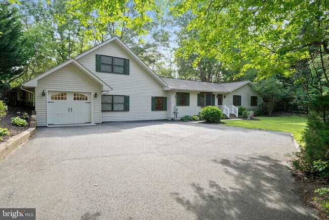 Building Photo - 44604 Smiths Nursery Rd