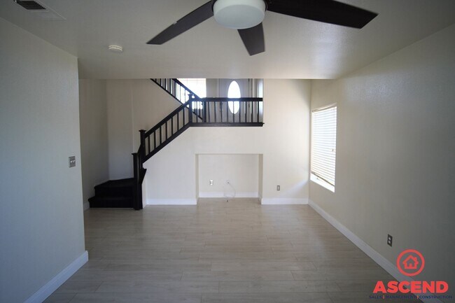 Building Photo - Charming 3 Bed 2.5 Bath Home Located Off of White Lane and Gosford!