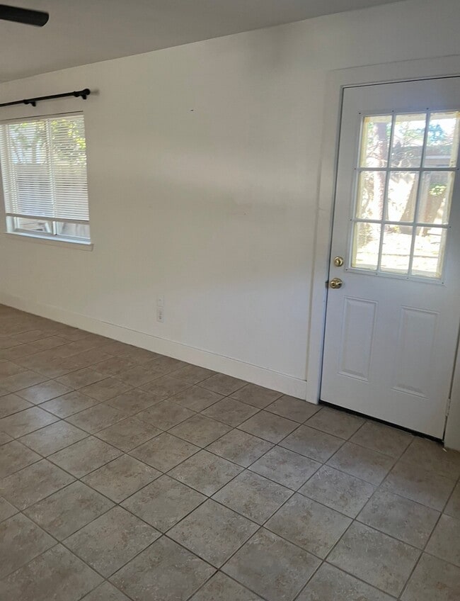 Building Photo - 809 Dragonfly Dr