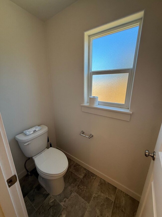 Building Photo - 3 Bedroom / 2 Bathroom in NW Redmond OR