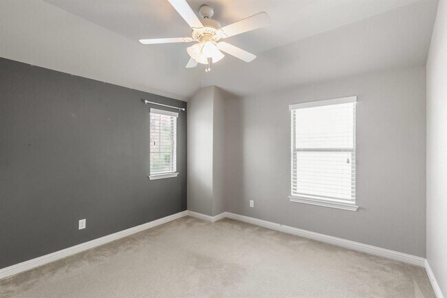 Building Photo - 420 Wild Rose Dr