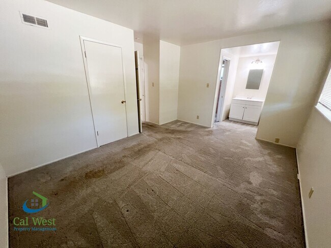 Building Photo - 10600 E Estates Dr