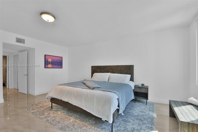 Building Photo - 2301 Collins Ave