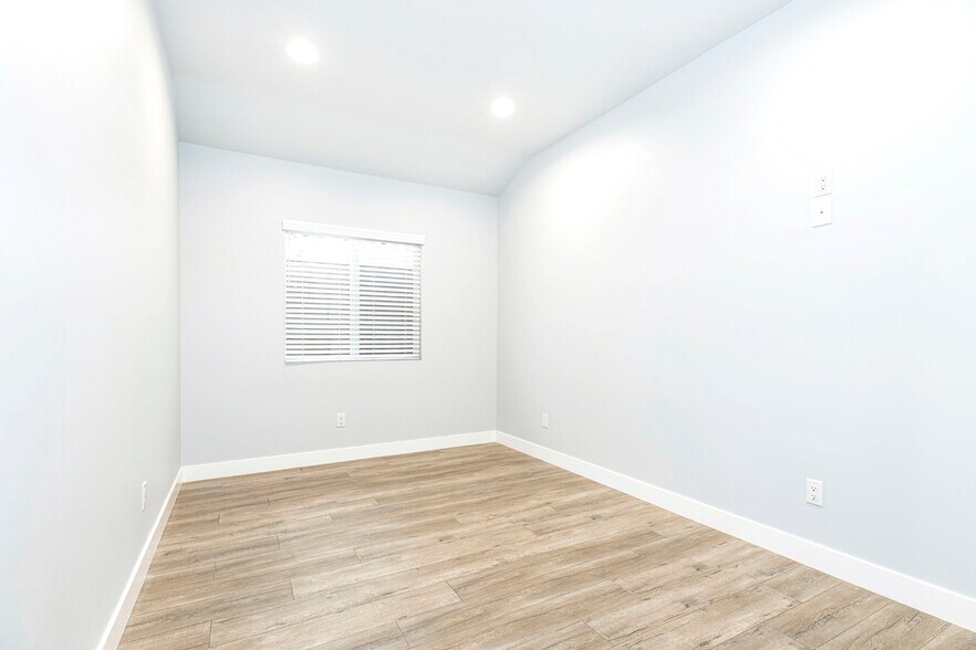 Building Photo - 10563 Vinedale St