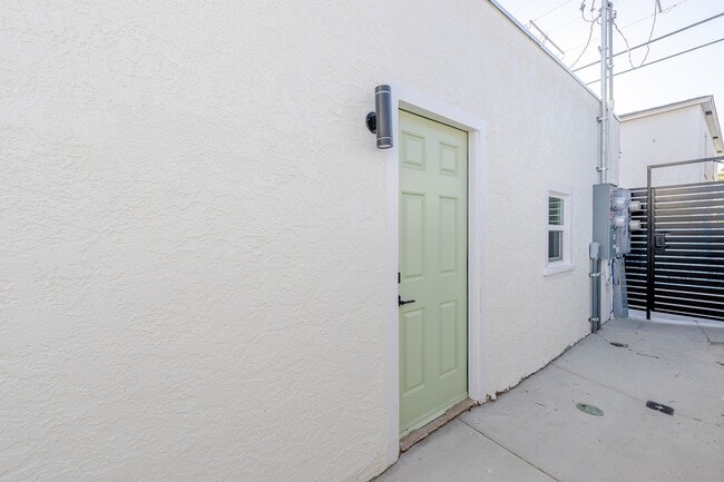 Building Photo - Detached 1 Bed 1 Bath Cottage