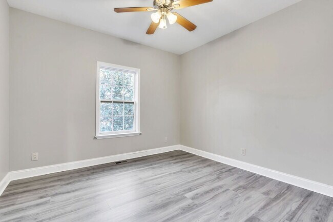 Building Photo - Beautiful 3-Bed Oasis in Travelers Rest with Granite Kitchen & Cozy Fireplace ($2275/mo base rent**)