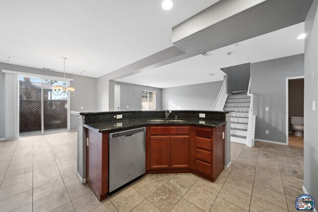 Building Photo - 315 Breezy Pl