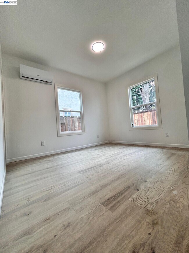 Building Photo - 213 E Ruby St