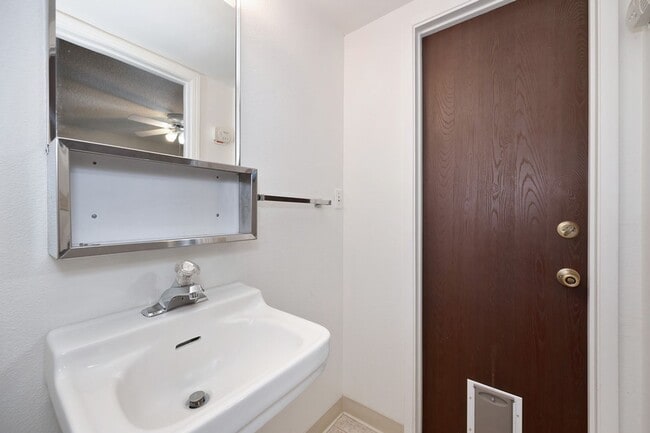 Building Photo - Prime location