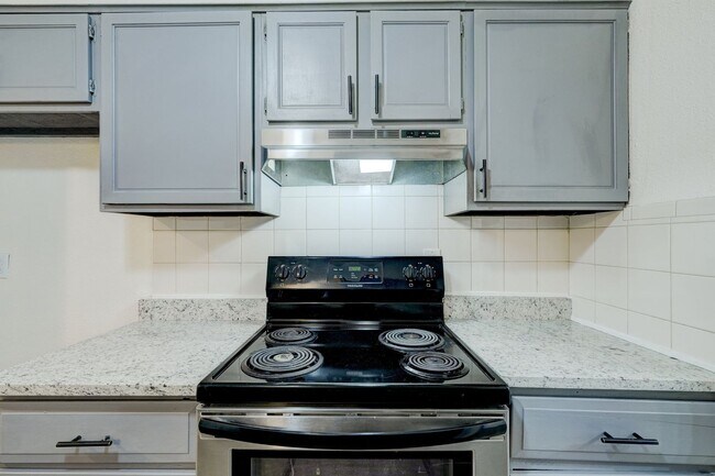 Building Photo - 3 bedroom 2.5 bath - NW Highway and Rockwell