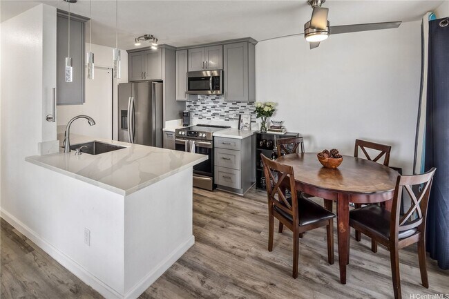 Building Photo - AVAILABLE NOW! 2 bed, 2 bath, 1 parking