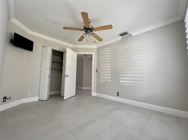 Building Photo - 720 Birdie Ct