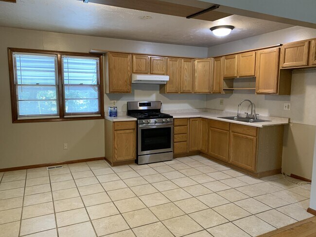 Building Photo - 5538 N 65th St