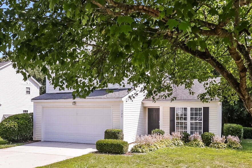 Building Photo - 137 Lantana Dr
