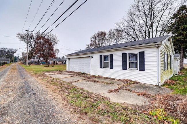 Building Photo - Spacious Family Home Near Schools and Parks in Rock Falls