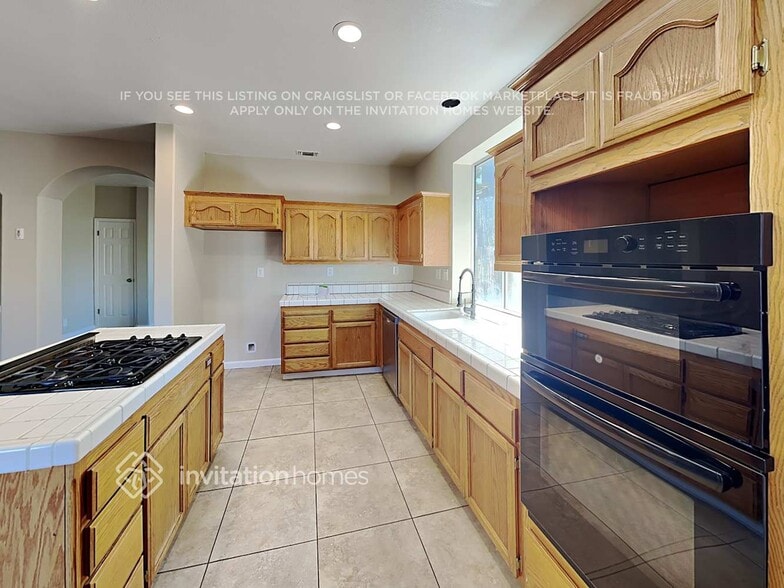 Building Photo - 869 Lariat Loop