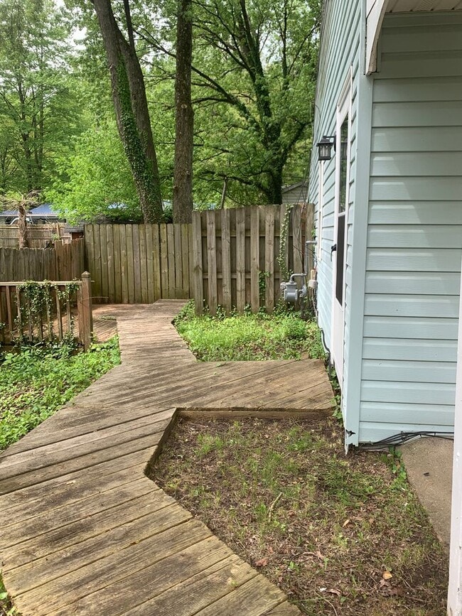 Building Photo - MADISON RANCH WITH 2 BATHS!