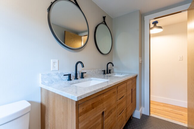 Building Photo - 3 Heather Ln