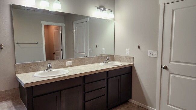 Building Photo - 3 car garage with modern amenities!