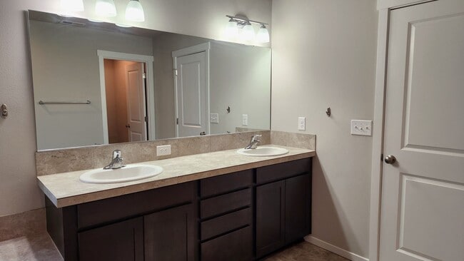 Building Photo - Luxury living in Lacey!
