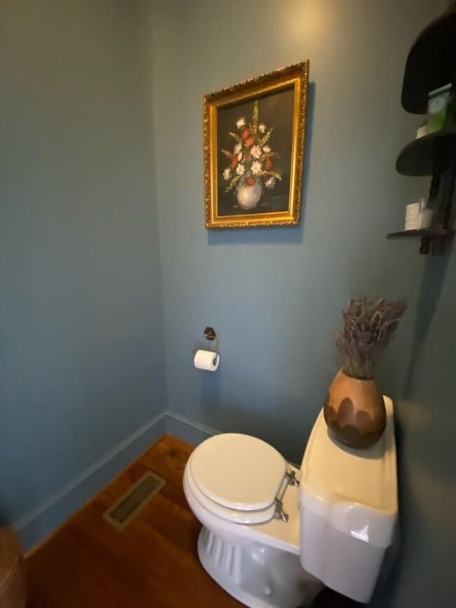 Building Photo - Beautiful historic 3BR/1.5BA Home in Downt...