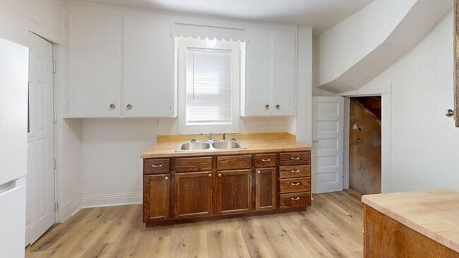 Building Photo - 106 4th St NE