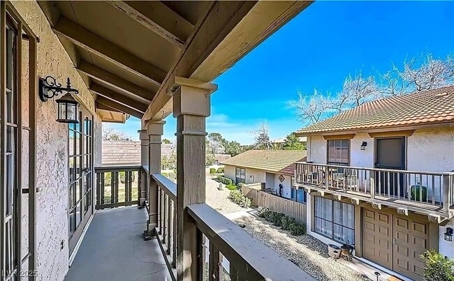 Building Photo - 3045 Pinehurst Dr