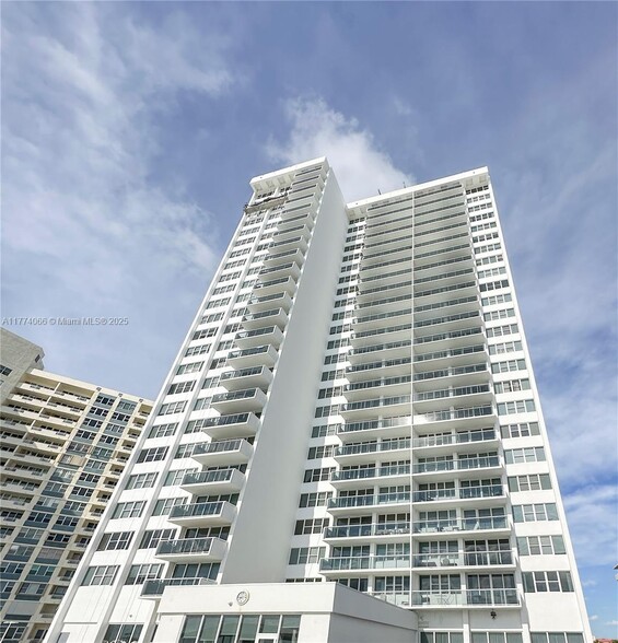 Building Photo - 3140 S Ocean Dr