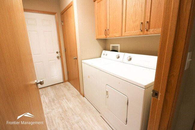 Building Photo - Comfortable 3 bedroom 2 bathroom duplex lo...