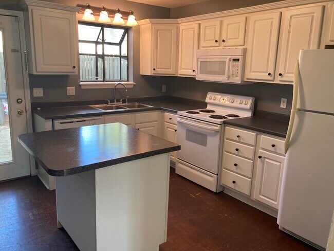 Kitchen - 442 Cobblestone Dr