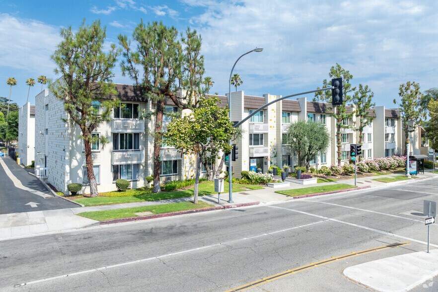 Primary Photo - Welcome to La Villa Lake Apartments- 55+ Better Living