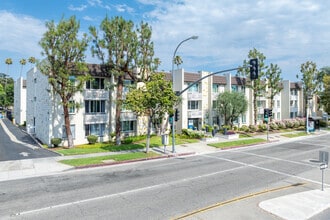 Building Photo - La Villa Lake Apartments