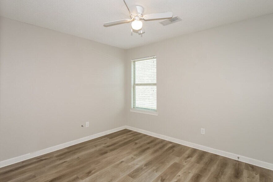 Building Photo - 40 Willow Springs Ln