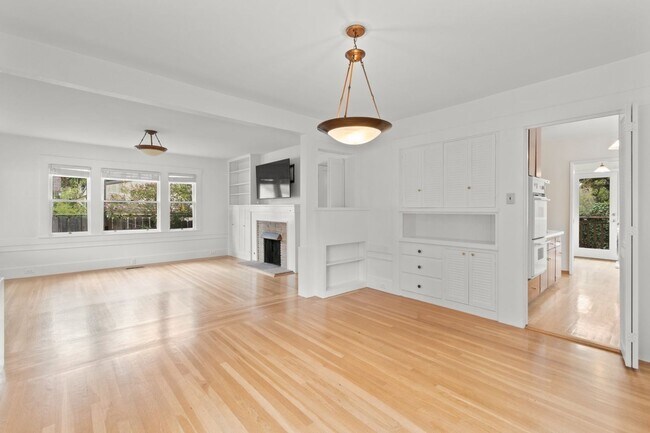 Building Photo - Upper Dimond/Lincoln Highlands Wonderful Craftsman Home!