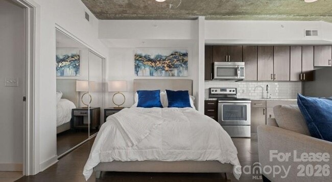 Building Photo - 640 N Church St