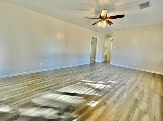 Building Photo - Pre-leasing now for 3 bed 2 bath near Texa...