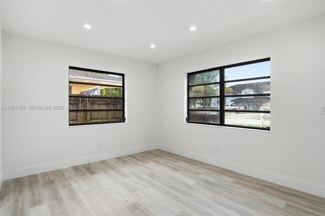 Building Photo - 1281 W 42nd St