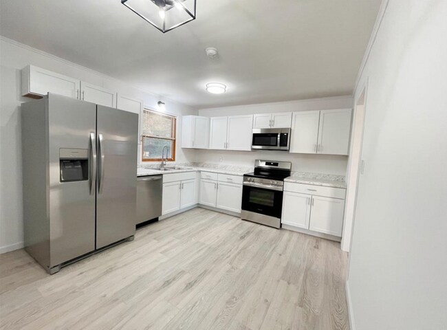 Kitchen - 12 Circle Dr